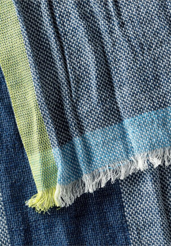 Modischer Webschal in Denim Optik – Bild 2